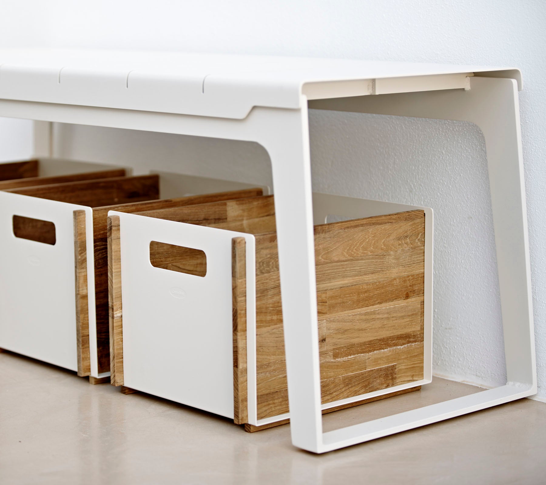 Moderne opbergelement met een strakke witte frame en houten dozen, perfect voor organisatie en minimalistische inrichting.