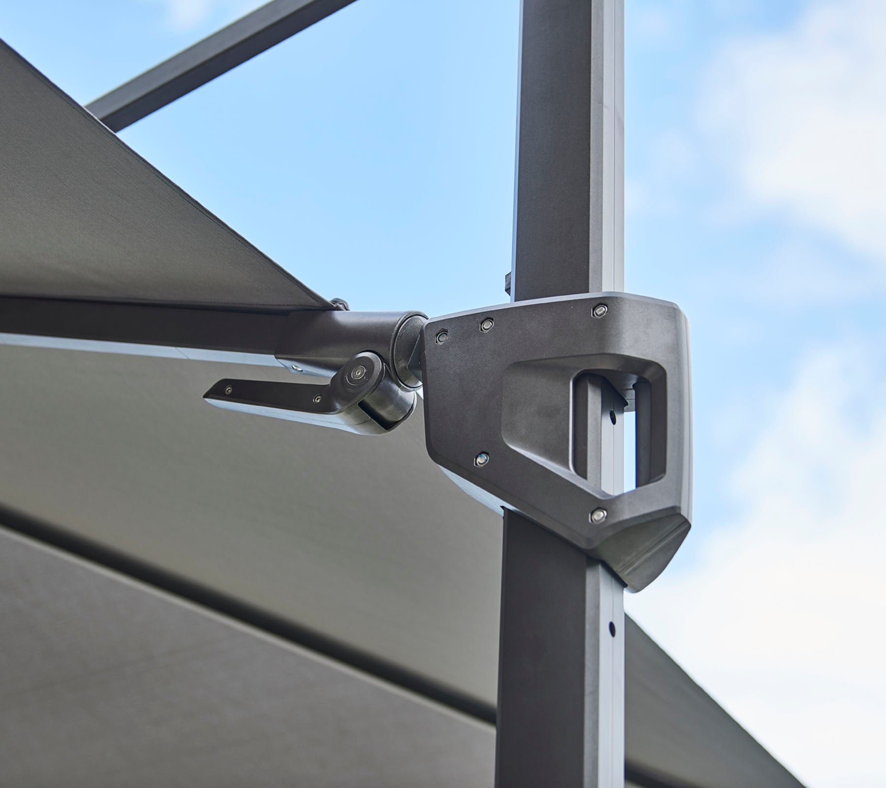 Verstelbare hardwarebevestiging voor een schaduwstructuur, met een slank metalen ontwerp en functionele mechaniek.