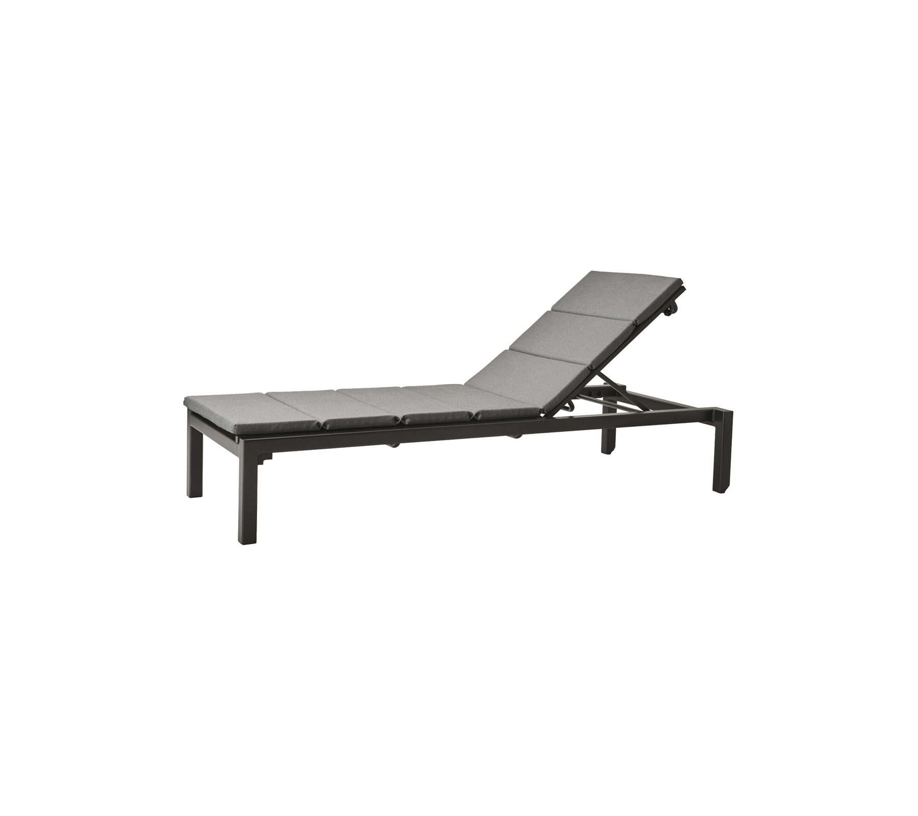 Contemporary verstelbare lounge stoel met een slanke zwarte frame en gewatteerd oppervlak voor comfort en ontspanning.