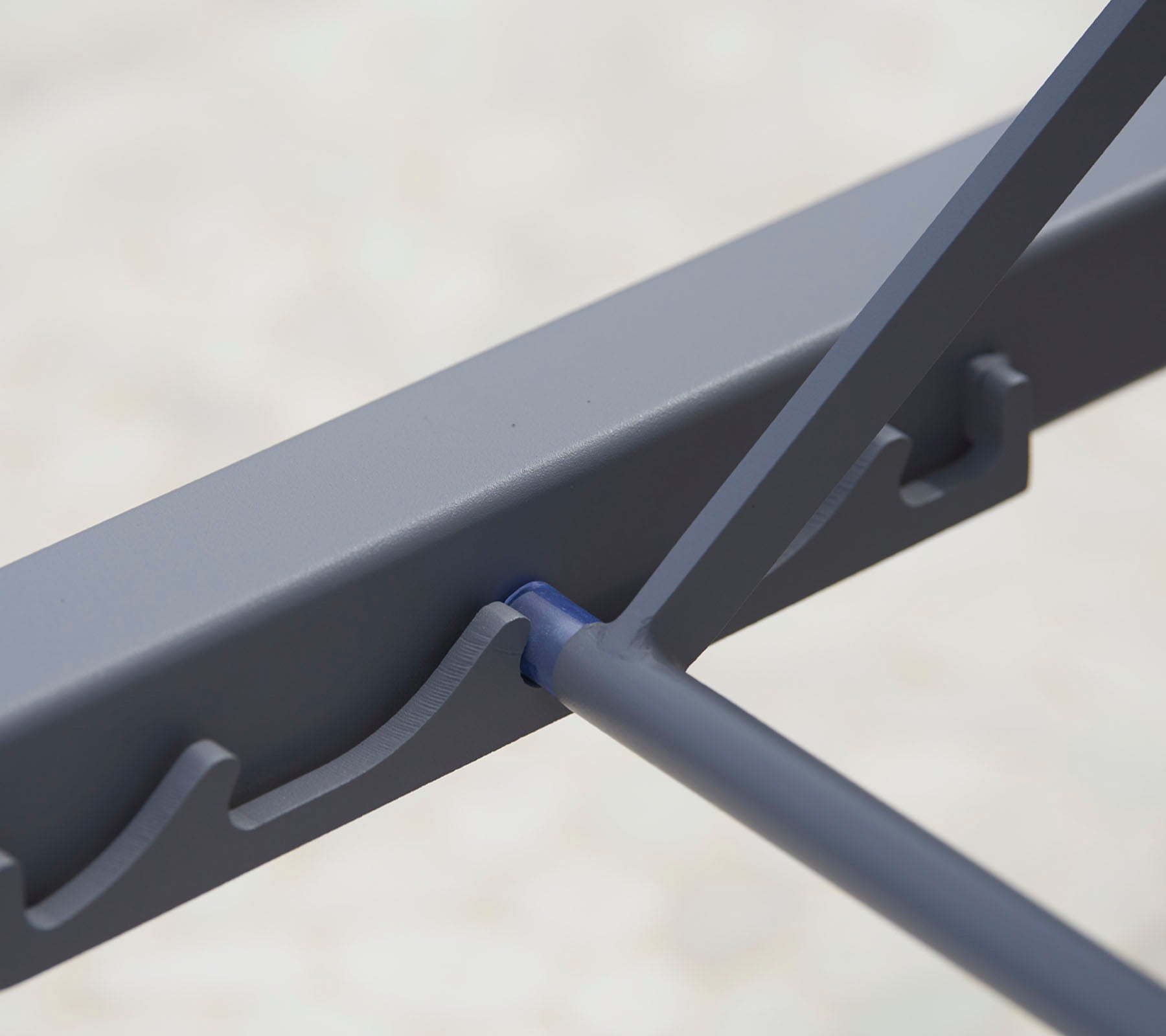 Close-up van een stevige, grijze metalen frame met ingewikkelde designelementen voor extra stabiliteit en ondersteuning.