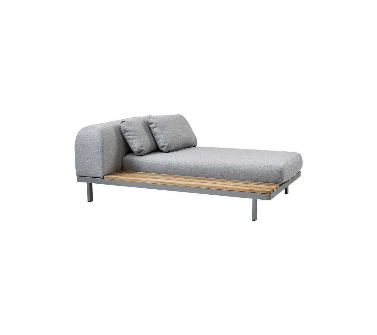 Moderne chaise longue met een slanke grijze stoffen kussen, aangevuld met twee bijpassende kussens en een houten basis.