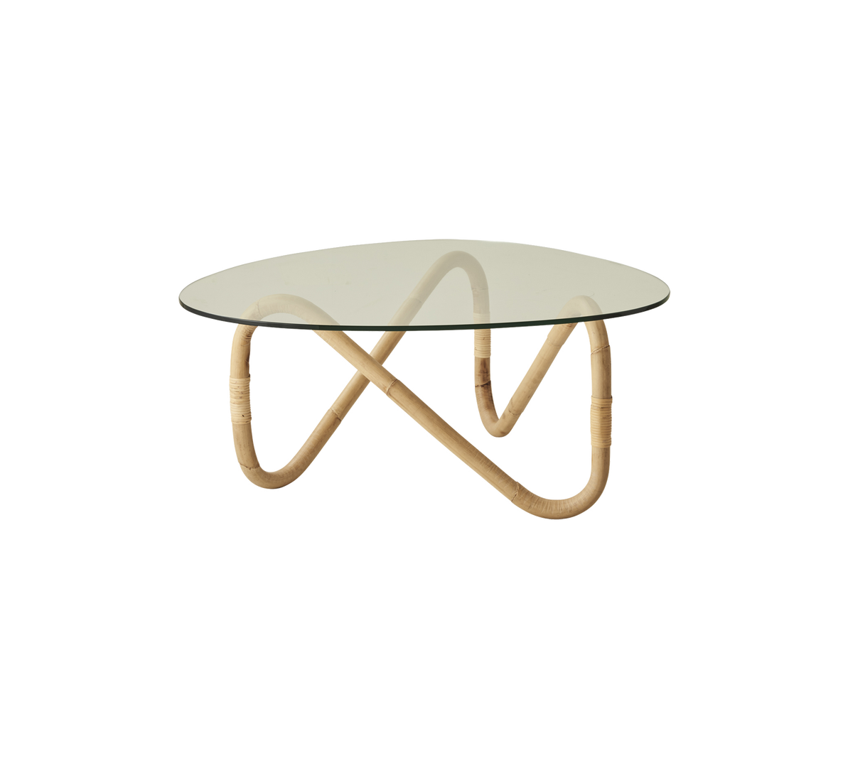 Salontafel met een ronde glazen top, ondersteund door een elegante, golvende bamboebasis, die modern design combineert met natuurlijke materialen.