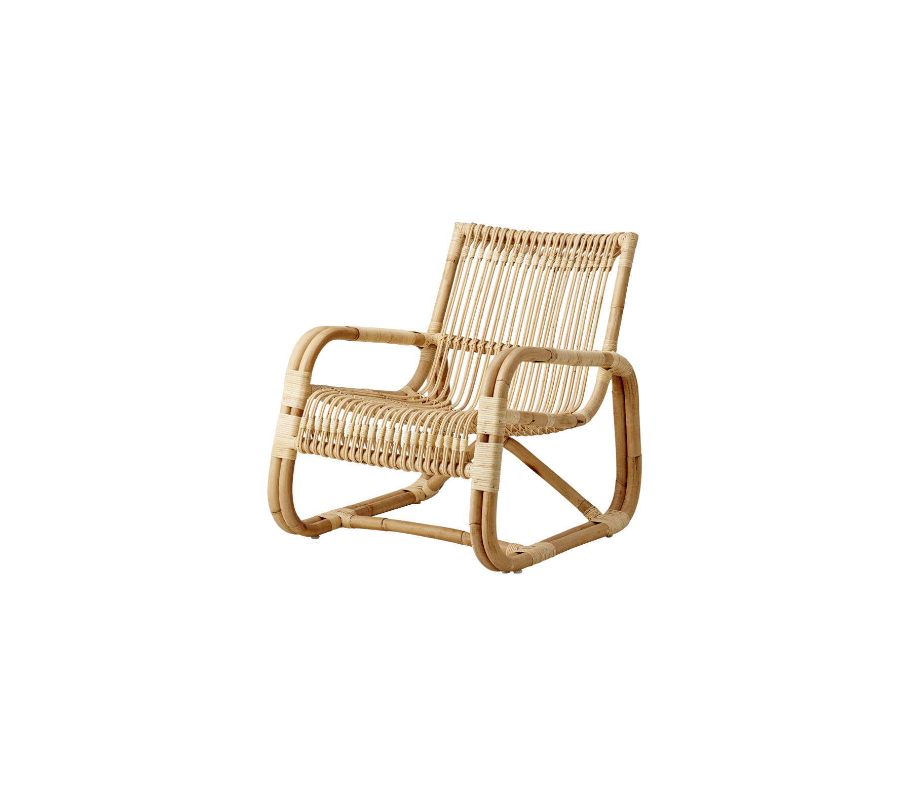 Stijlvolle rieten stoel met een modern ontwerp, met een geweven zitting en rugleuning, en een stevig frame voor comfort en ondersteuning.