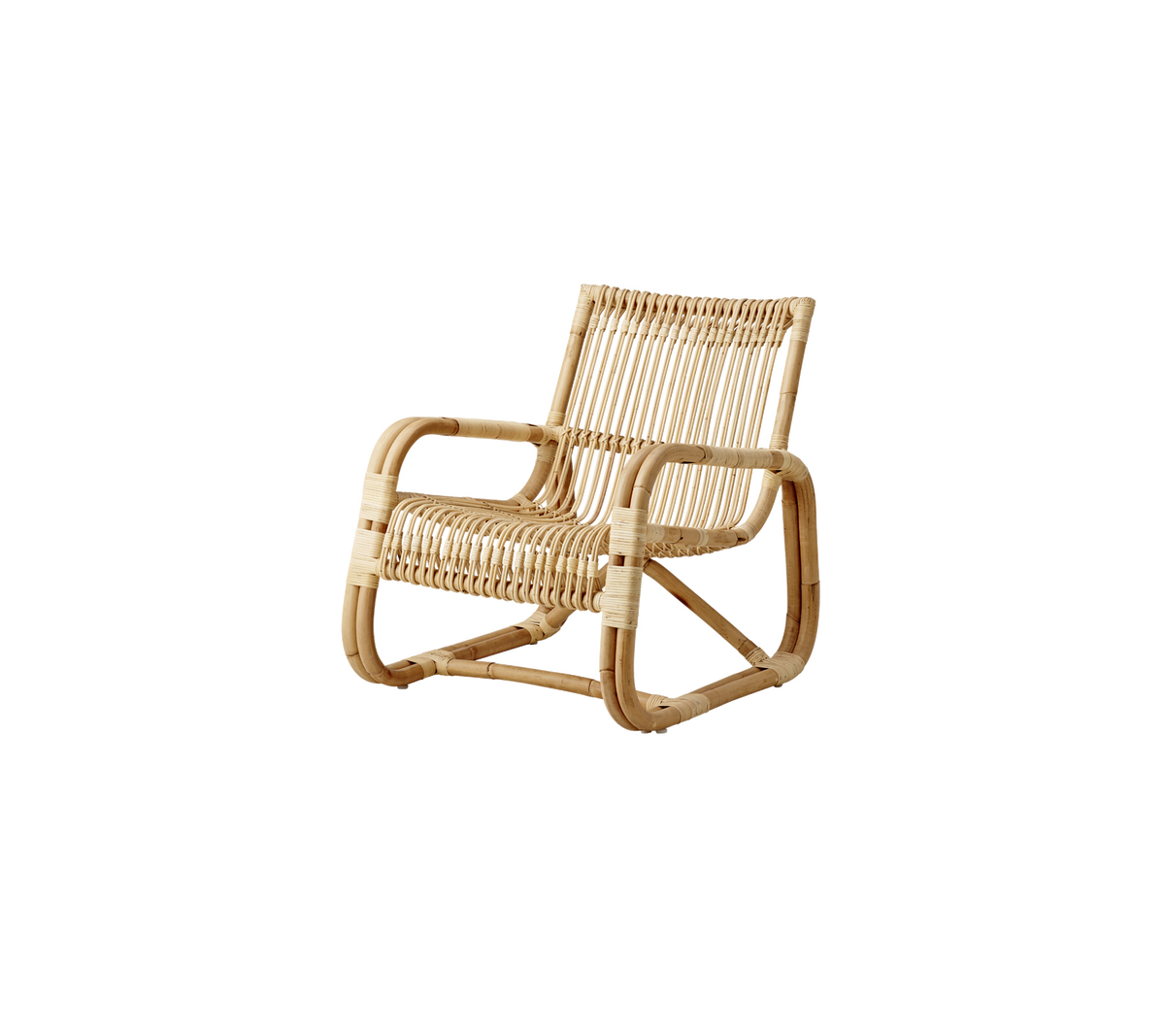 Stijlvolle rieten stoel met een modern ontwerp, met een geweven zitting en rugleuning, en een stevig frame voor comfort en ondersteuning.