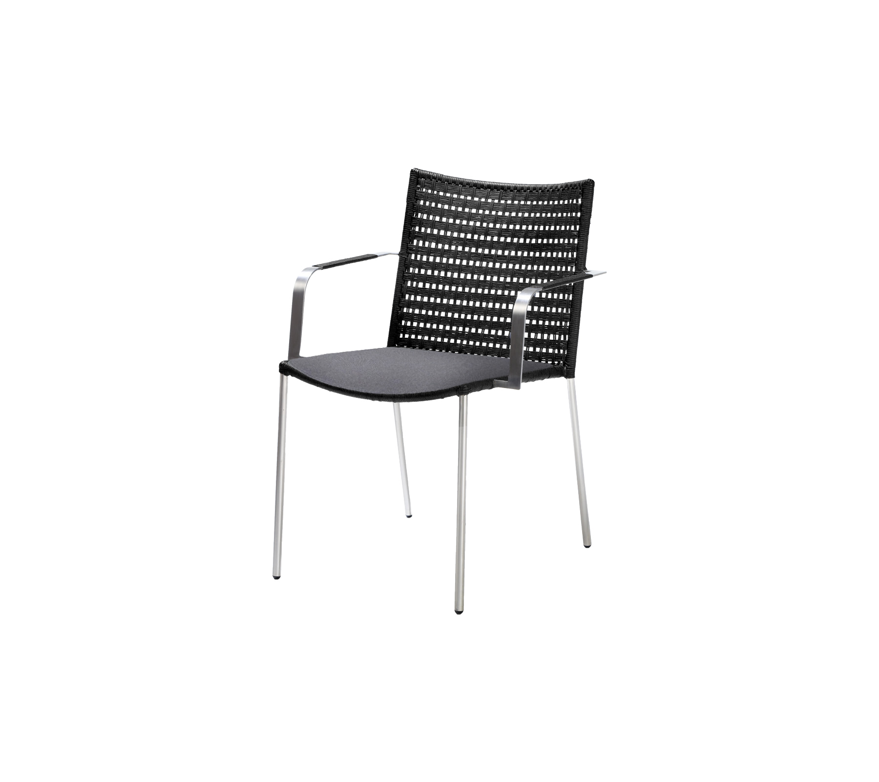 Stijlvolle zwarte stoel met een gevlochten rugleuning en zitting, met slanke metalen poten voor een moderne uitstraling.