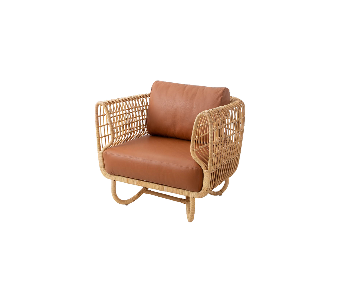 Stijlvolle armstoel met een rattan frame en een bruine leren kussen, die comfort en moderne ontwerpelementen combineert.