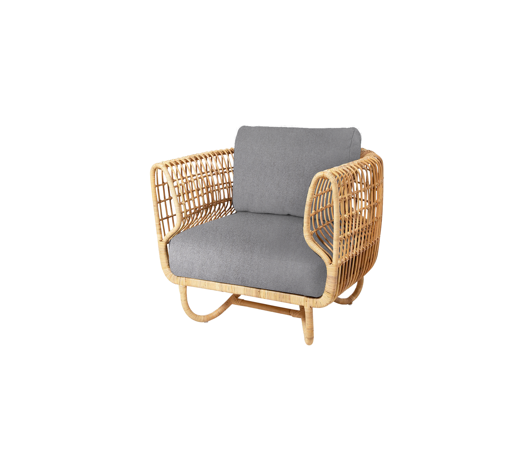 Natuurlijk gevlochten fauteuil met een gewatteerde grijze zitting, met een elegant en modern ontwerp, perfect voor stijlvolle zitgelegenheid.