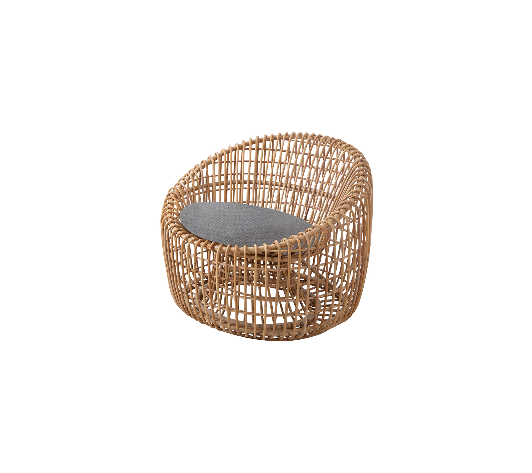 Een ronde rieten stoel met een gewatteerde zitting voor comfort, ontworpen met een natuurlijke afwerking en een modern esthetiek.
