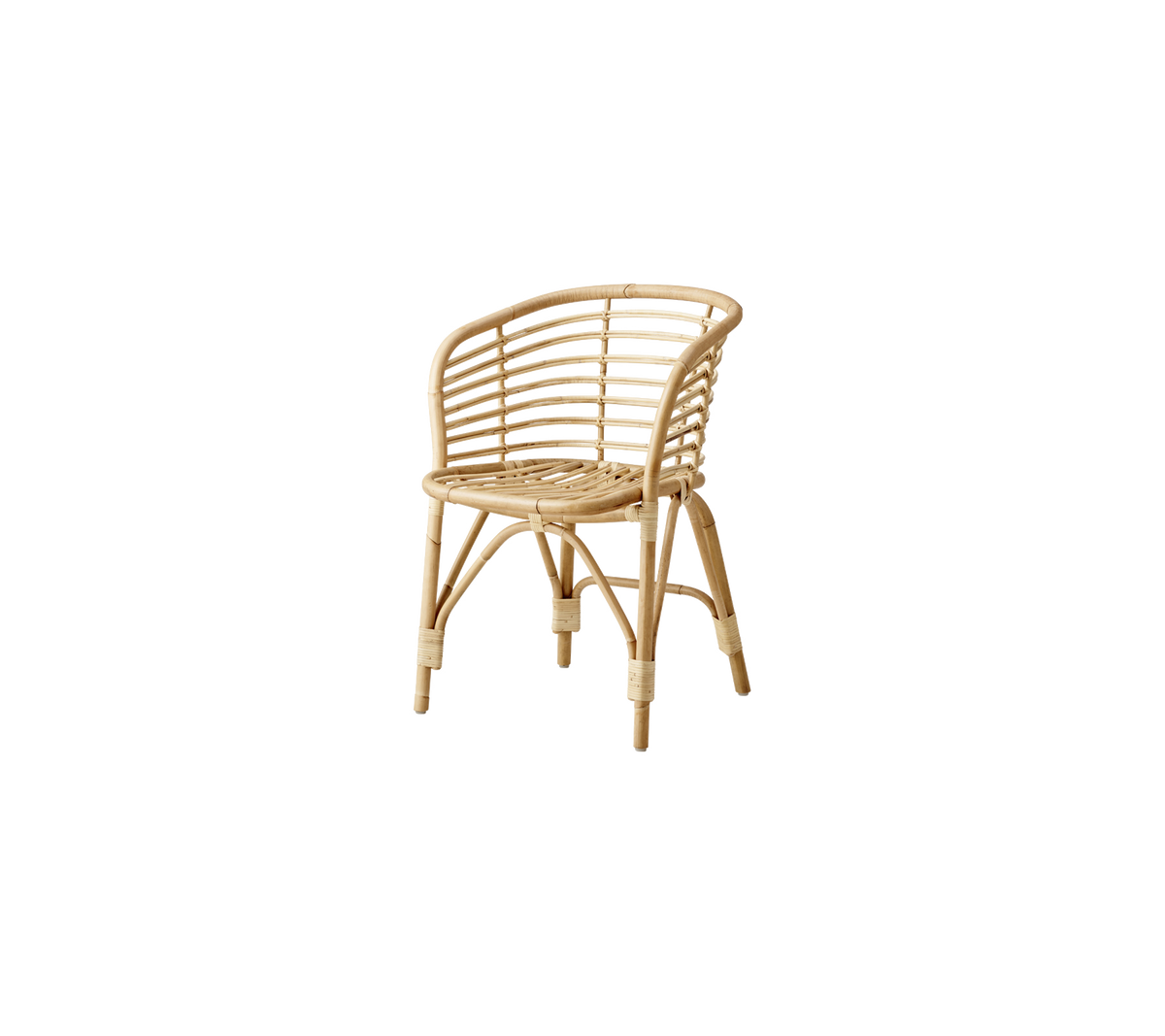 Natuurlijke rieten fauteuil met een gebogen ontwerp en geweven patronen, die een lichte, luchtige uitstraling heeft die geschikt is voor verschillende omgevingen.