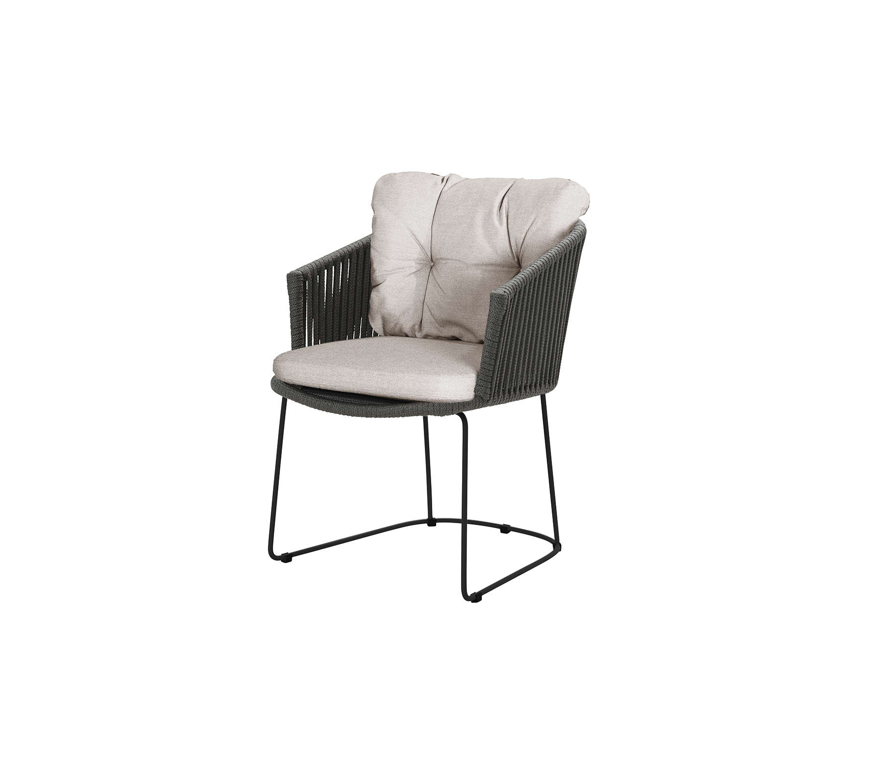 Een comfortabele stoel met een zachte, gevoerde zitting en rugleuning, met een stijlvolle geweven uitstraling en een stevig frame.