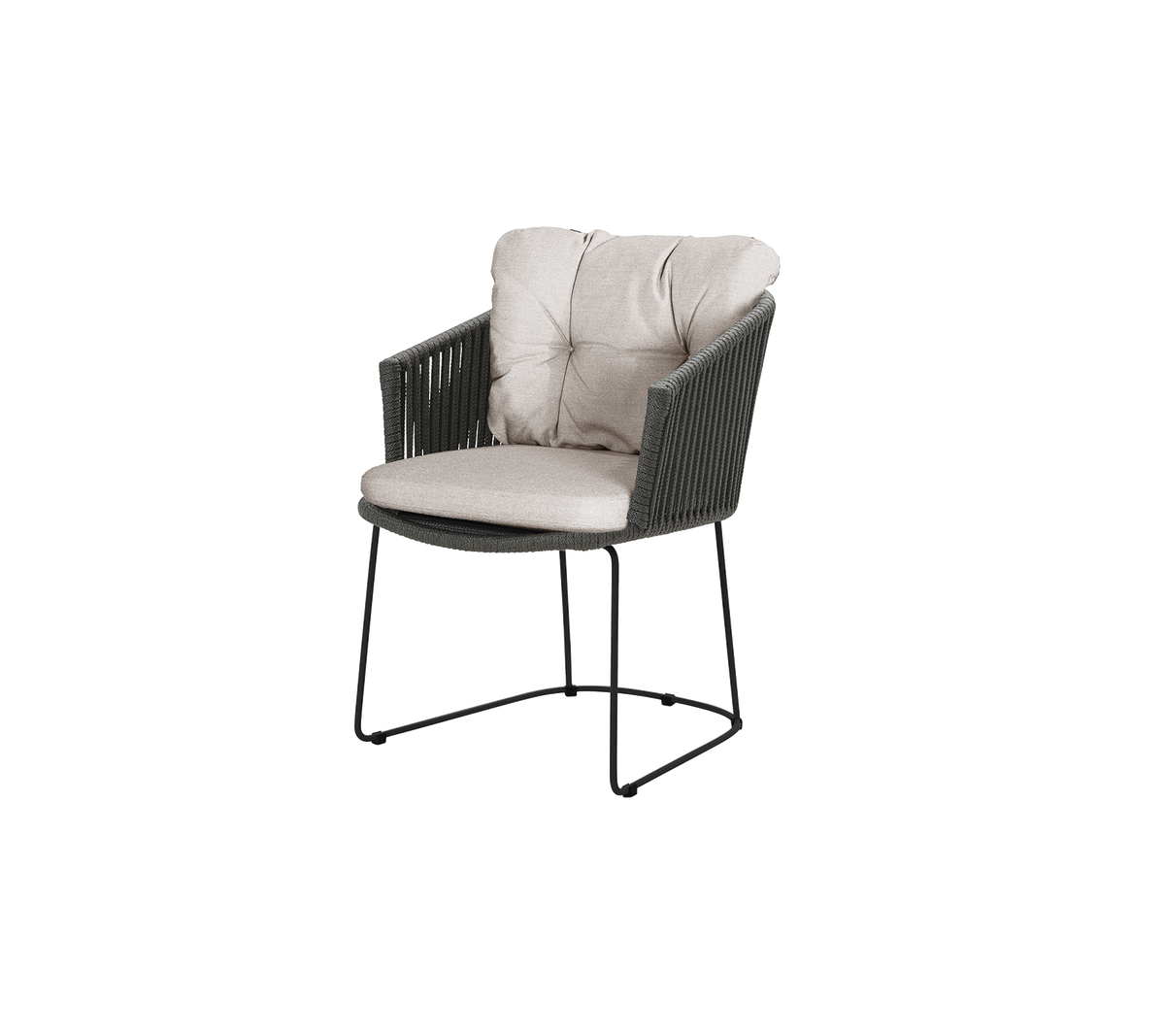 Een comfortabele stoel met een zachte, gevoerde zitting en rugleuning, met een stijlvolle geweven uitstraling en een stevig frame.