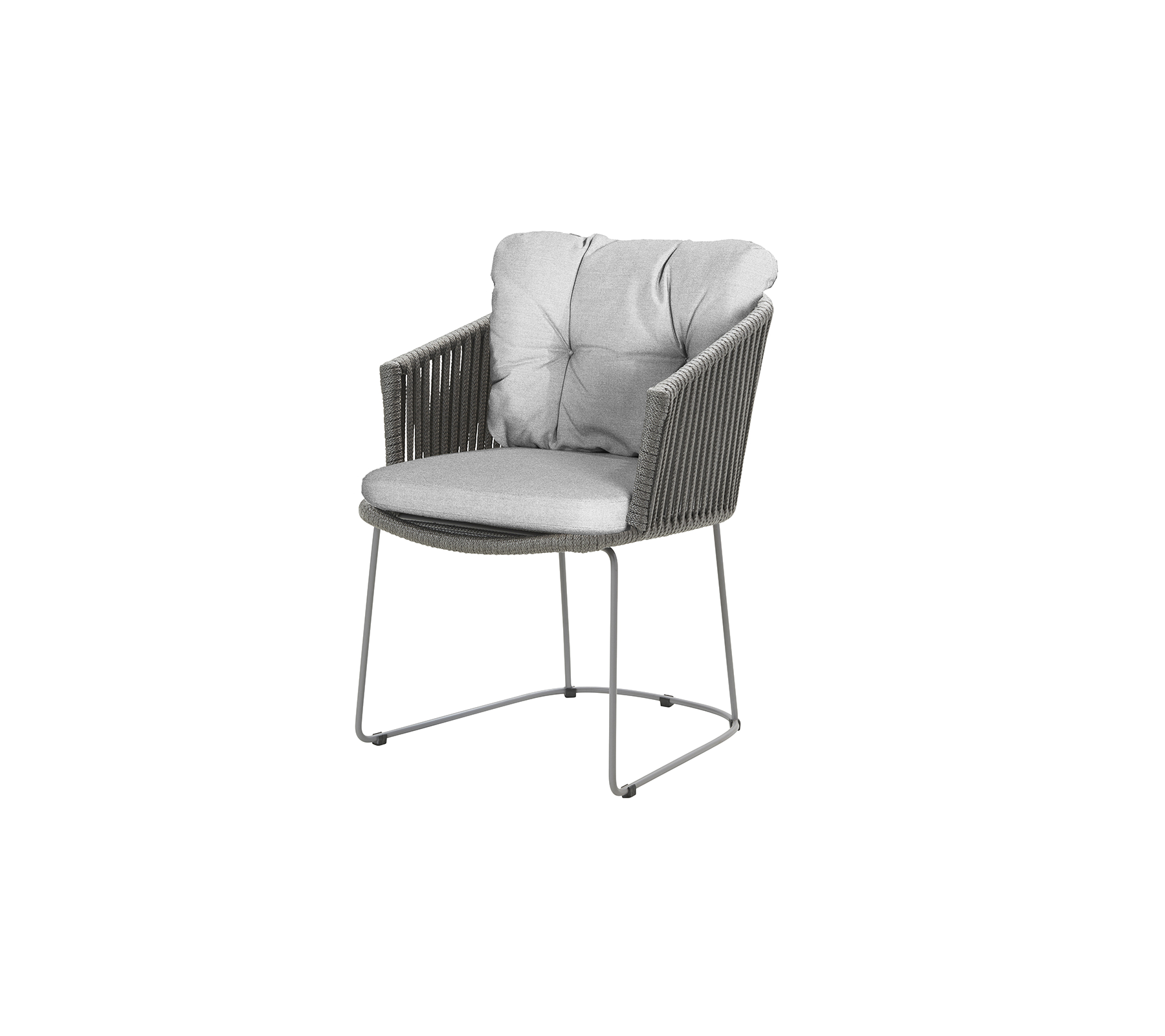 Stijlvolle fauteuil met een pluche grijze kussen en een modern ontwerp met geweven details en een slank metalen frame.