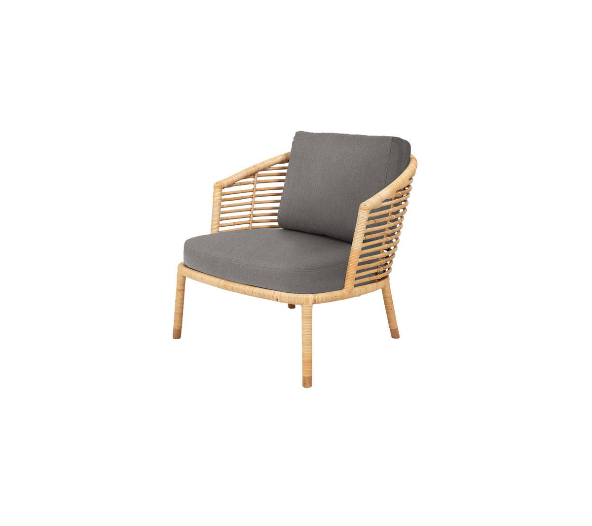 Moderne stoel met een natuurlijk houten frame en grijze gevoerde kussens, voorzien van een stijlvol lattenrugleuning voor extra elegantie.
