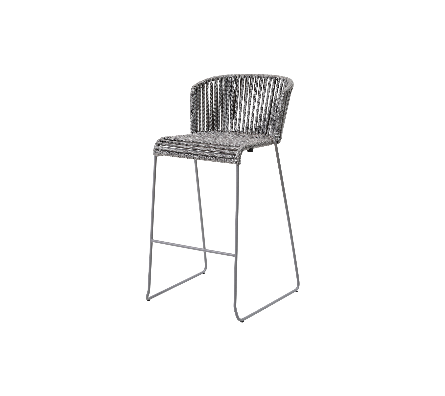 Een stijlvolle, verhoogde stoel met een slank metalen frame en een modern geweven zitontwerp in een neutrale tint, ideaal voor hedendaagse ruimtes.
