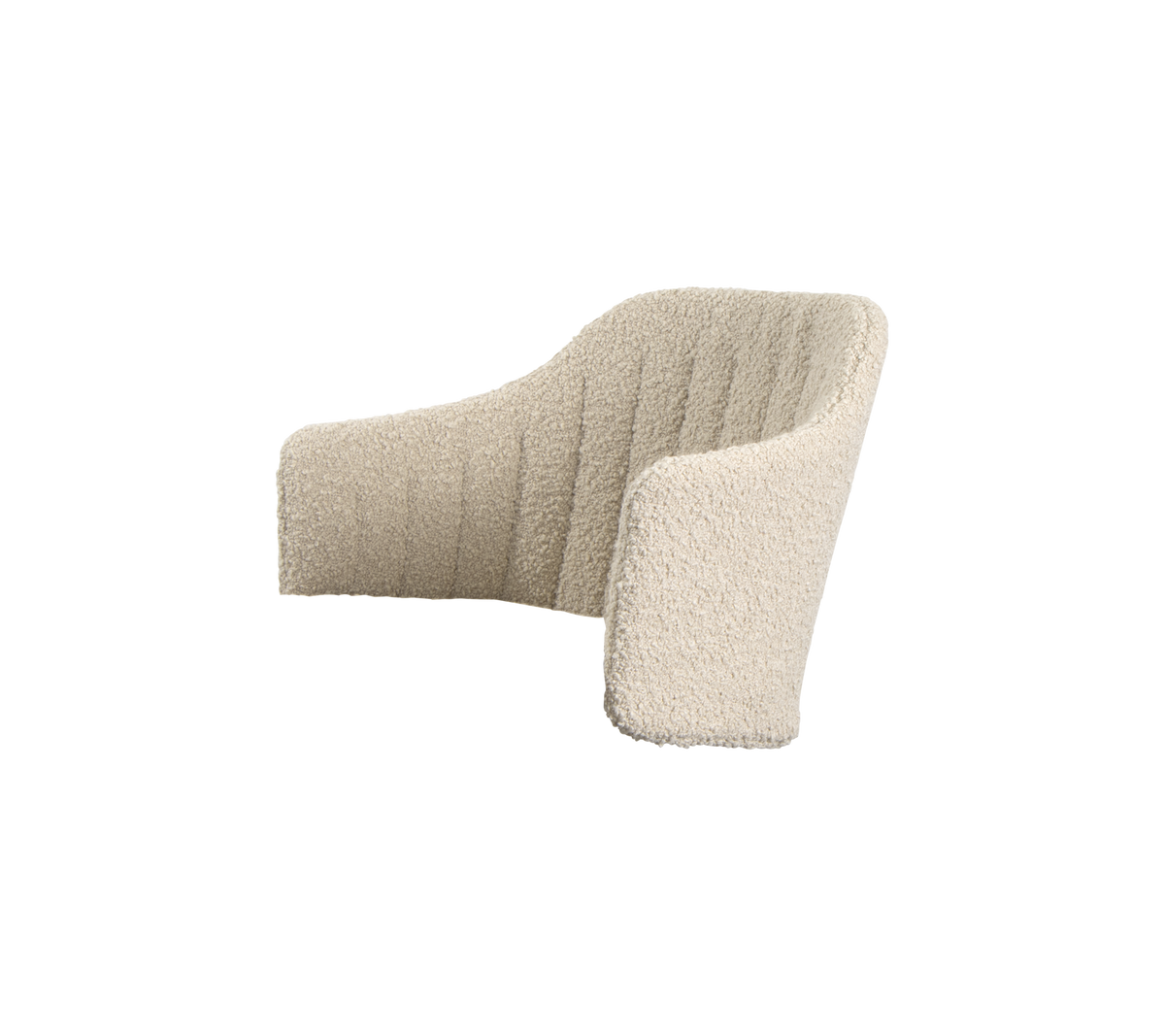 Gebogen, gestoffeerde fauteuil in zacht crèmekleurig stof met verticale tufting, ontworpen voor comfort en moderne esthetiek.