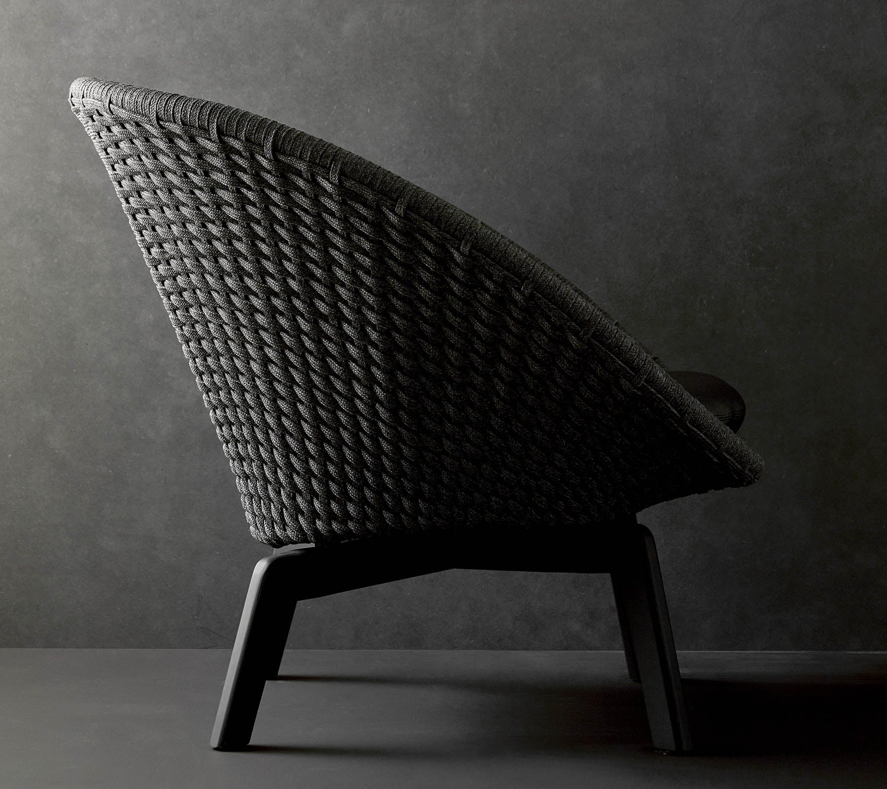 Stijlvolle geweven stoel met een slanke silhouet en stevige benen, perfect voor moderne inrichting.