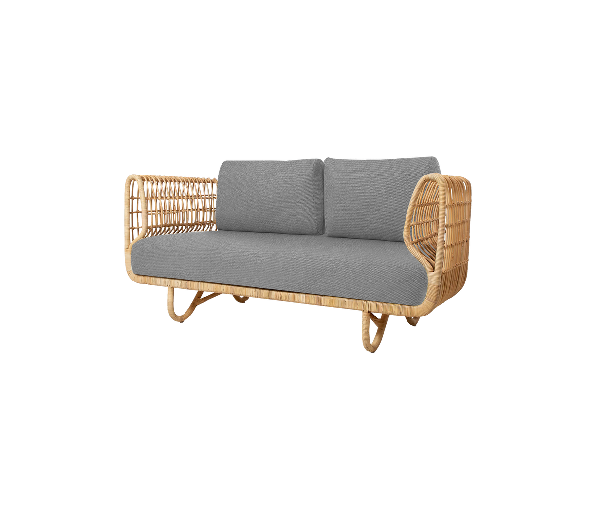 Een stijlvolle tweepersoonsbank met een natuurlijk rattan frame en zachte grijze kussens voor comfortabele zitplaatsen.