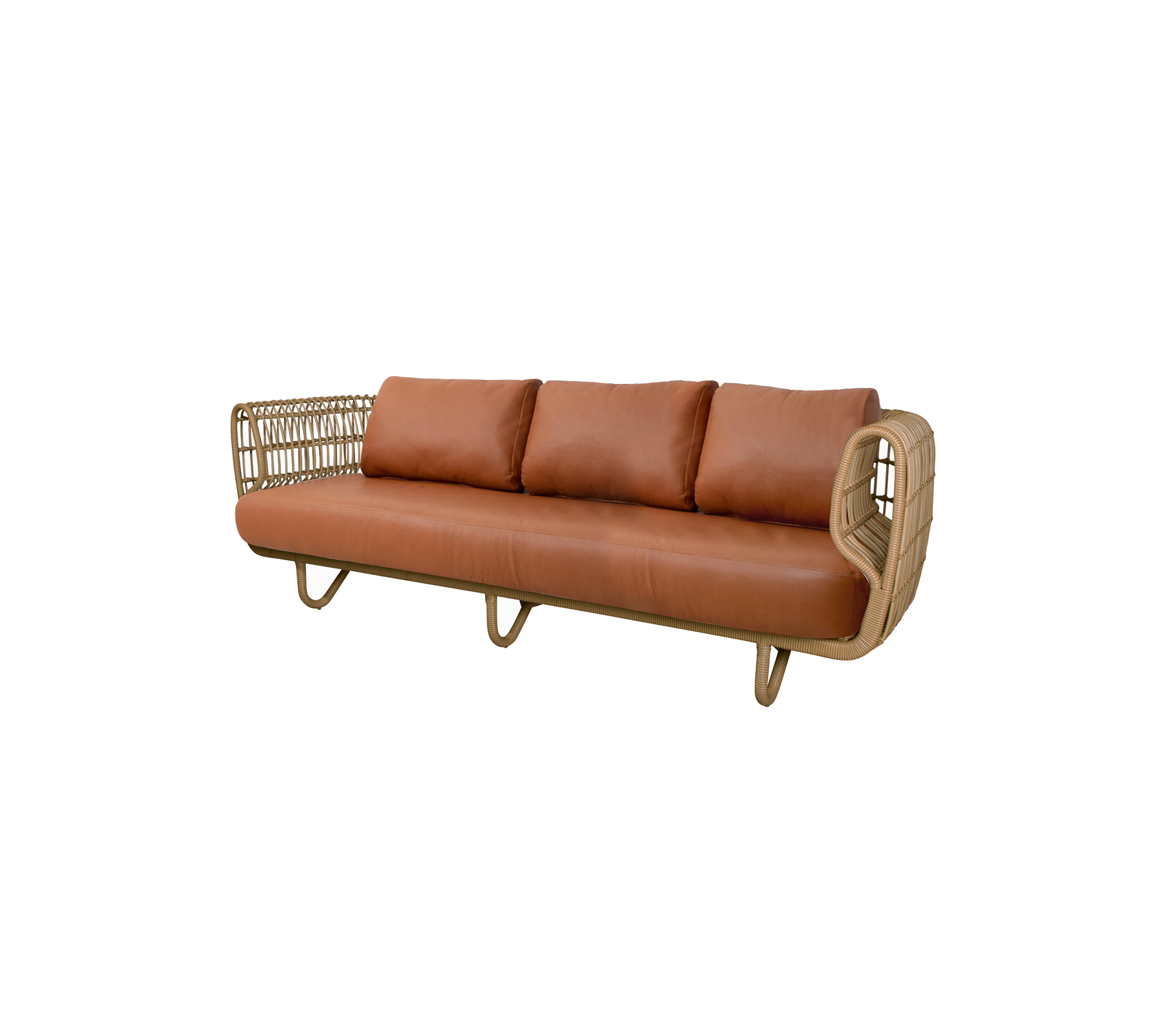 Strakke driezitsbank met een frame van riet en zachte bruine leren kussens voor een stijlvolle en comfortabele zitoptie.