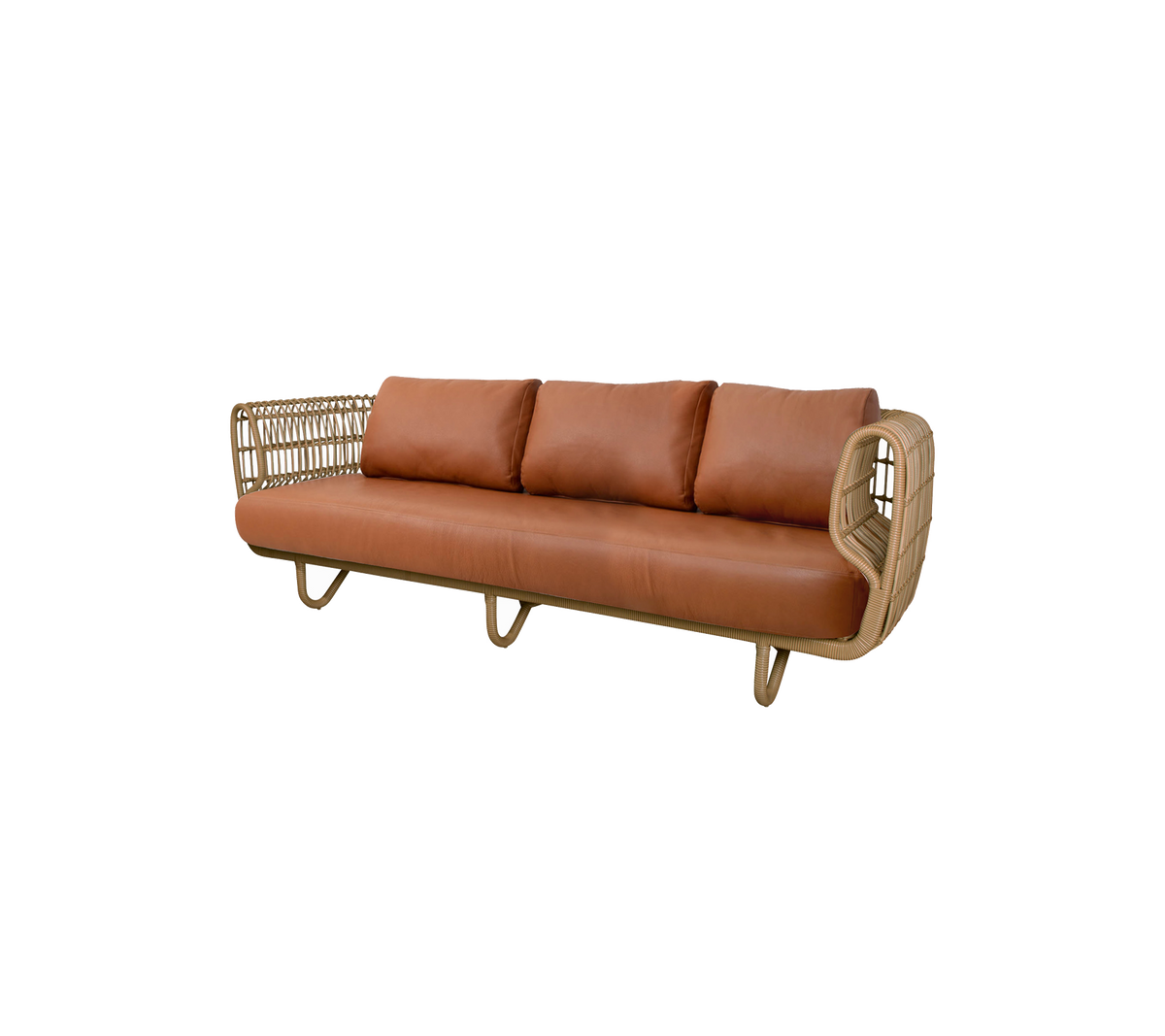 Strakke driezitsbank met een frame van riet en zachte bruine leren kussens voor een stijlvolle en comfortabele zitoptie.
