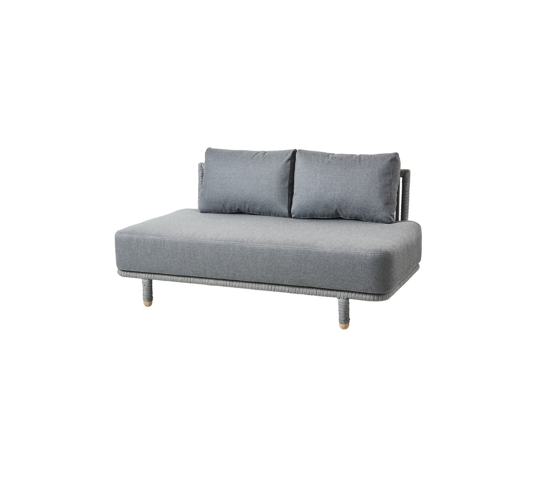 Grijze bank met twee kussens en houten poten, ontworpen voor comfort en moderne decoratie.