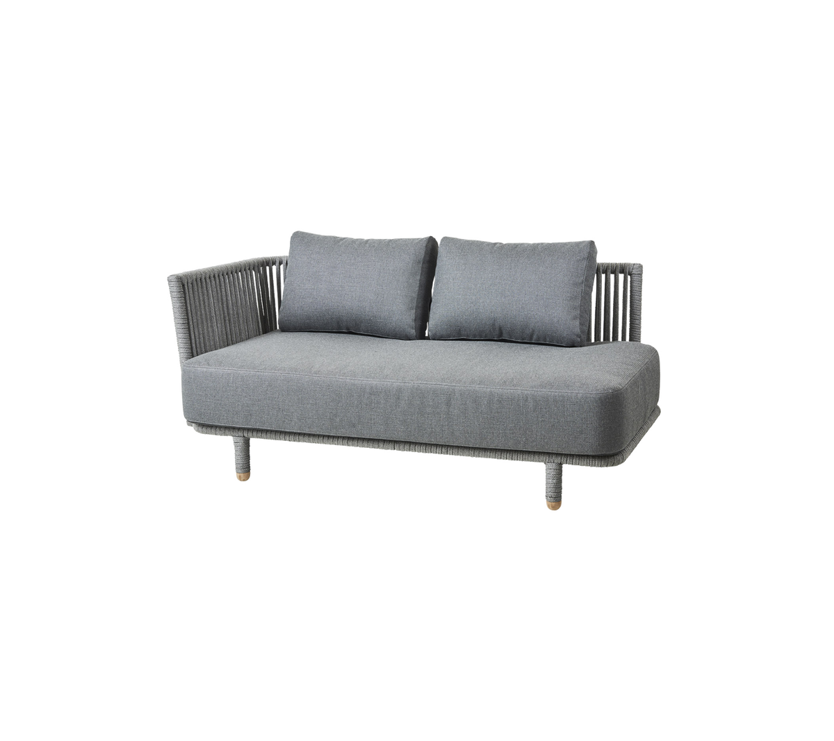 Grijze outdoor-sofa met twee kussens en een gevlochten rugleuning, ontworpen voor comfort en stijl. Ideaal voor patio- of tuinomgevingen.