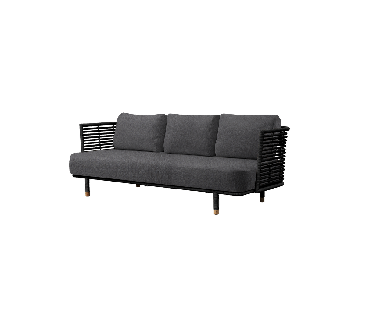Moderne grijze bank met drie zachte kussens en een slanke zwarte geweven frame, perfect voor een hedendaagse inrichting.
