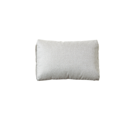 Zachte rechthoekige kussen in een lichte, neutrale stof, ontworpen voor comfort en esthetische aantrekkingskracht. Ideaal voor thuisdecoratie of ontspanning.