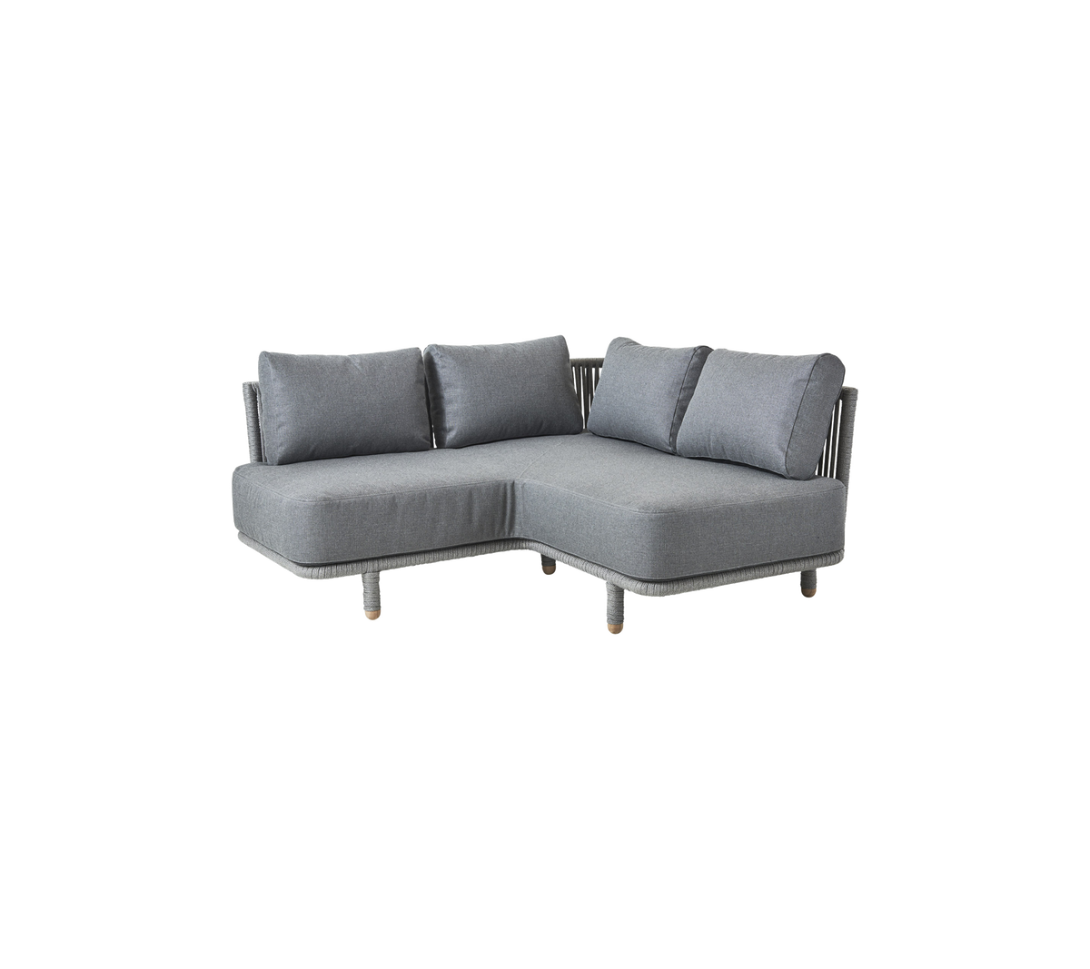 L-vormige grijze sofa met pluche kussens, met een modern ontwerp en houten poten. Ideaal voor hedendaagse woonruimtes.