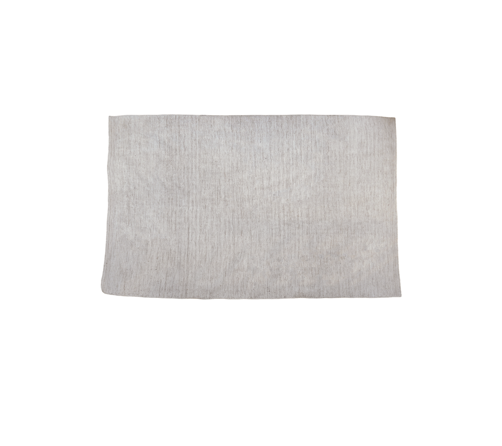 Multi-kleurig tapijt in een zandtint met een gestructureerd oppervlak.