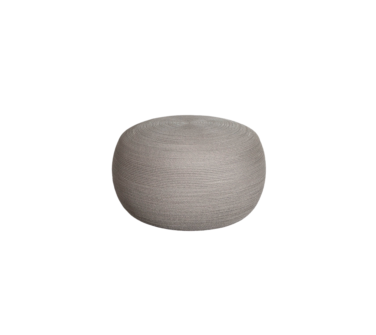 Ronde, gestructureerde pouf in een zachte grijze kleur, ideaal als accentzitting of als decoratief element in verschillende ruimtes.