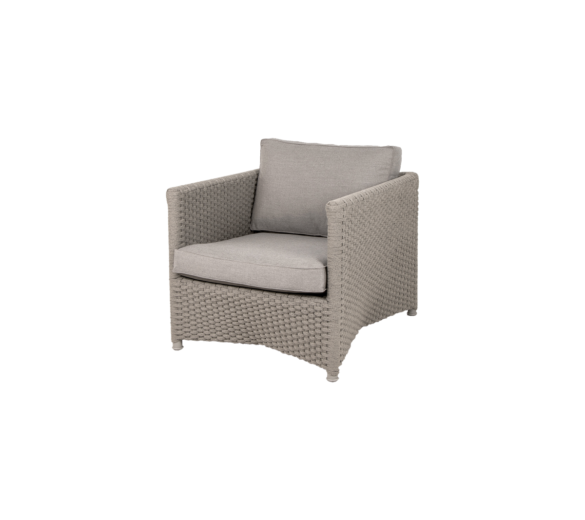 Stijlvolle fauteuil met een geweven basis en zachte grijze kussens, perfect om comfort en elegantie aan elke ruimte toe te voegen.