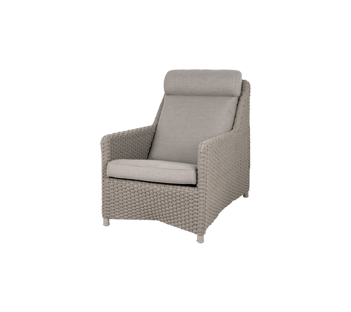 Stijlvolle rieten stoel met een comfortabele gevoerde rugleuning en zitting, ontworpen voor ontspanning en moderne decoratie. Perfect om te loungen en te ontspannen.