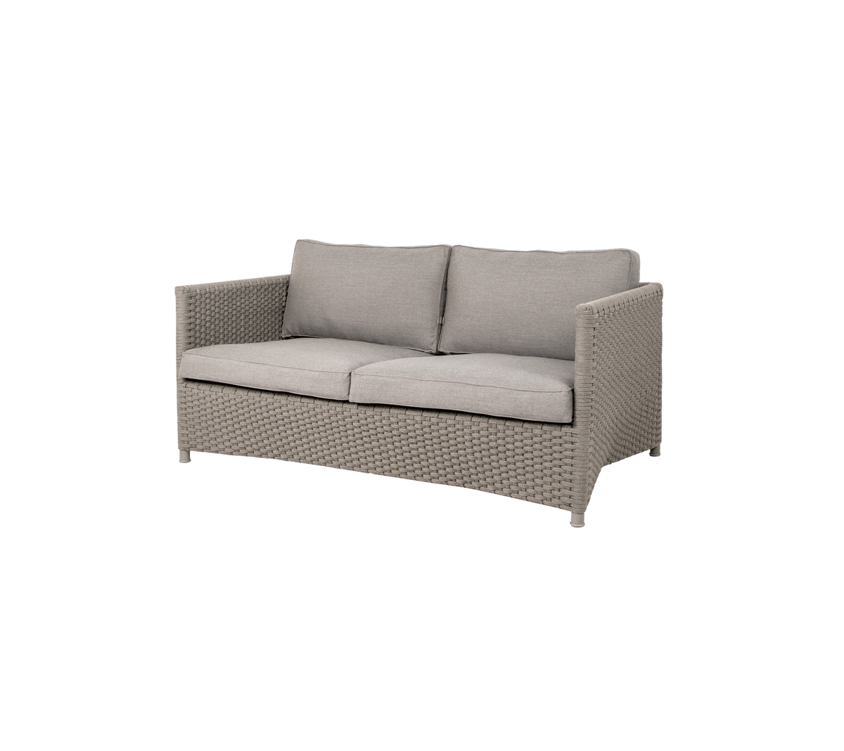 Comfortabele tweezitsbank met een geweven frame en zachte kussens in een neutrale kleur, perfect voor ontspanning en stijl.