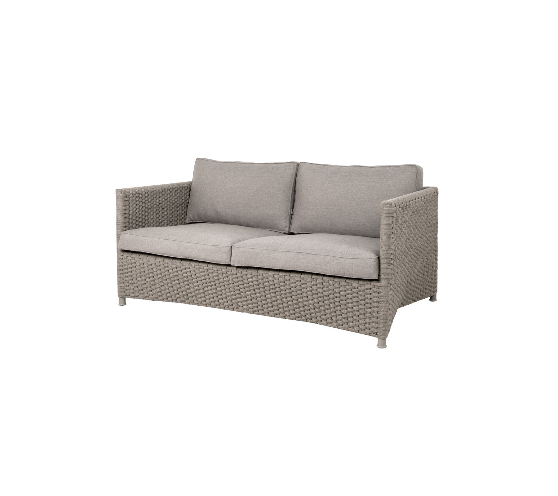 Comfortabele tweezitsbank met een geweven frame en zachte kussens in een neutrale kleur, perfect voor ontspanning en stijl.