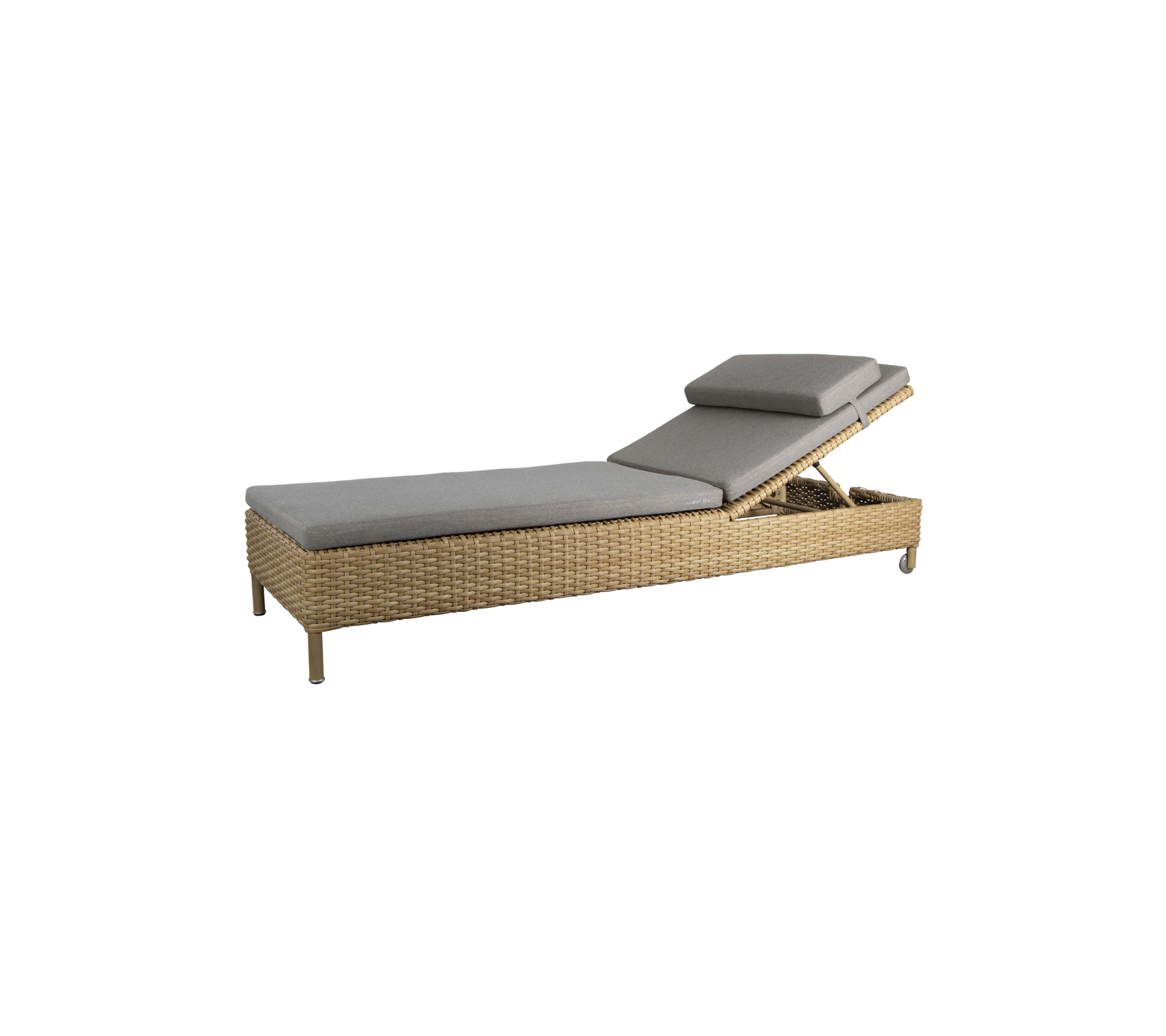 Een stijlvolle loungechair met een slank ontwerp, een grijze kussen en een gevlochten frame, ideaal voor ontspanning.