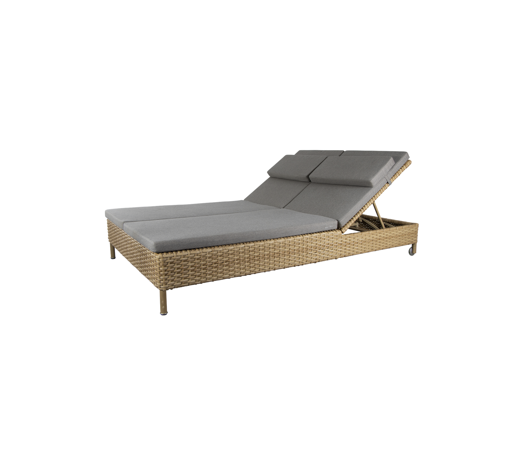 Stijlvolle loungefauteuil met een natuurlijke rieten basis en grijze kussens, met een verstelbare rugleuning voor comfort. Perfect voor ontspanning.
