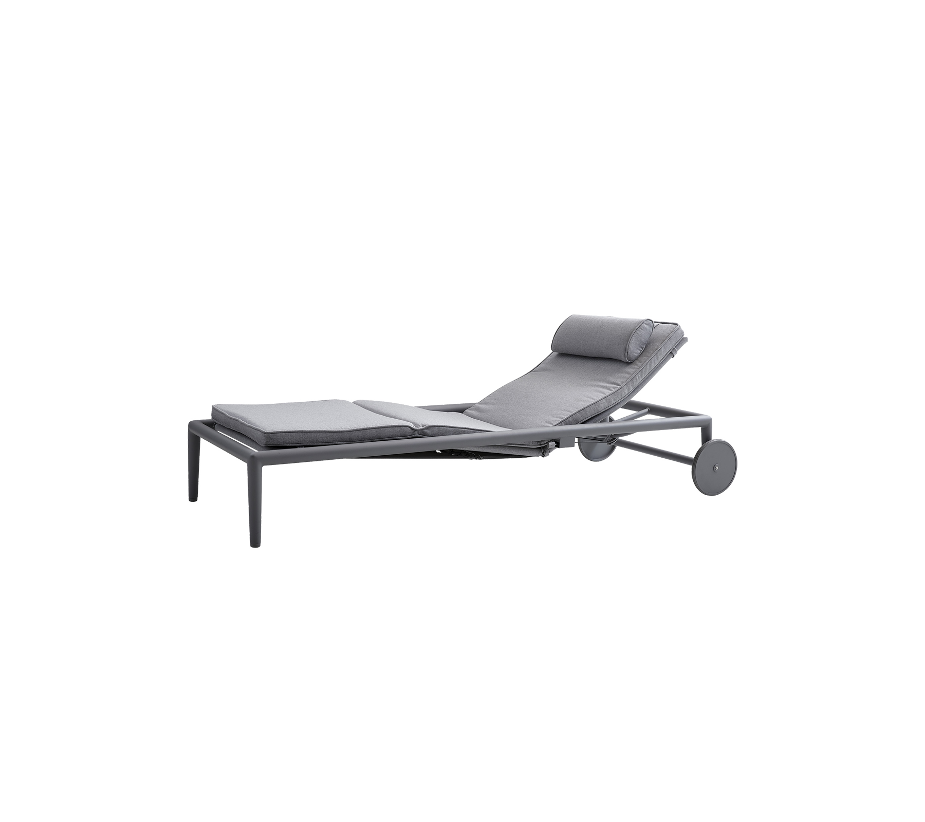 Een grijze verstelbare lounge stoel met een gevoerd zitvlak en een hoofdkussen, ontworpen voor ontspanning en comfort.