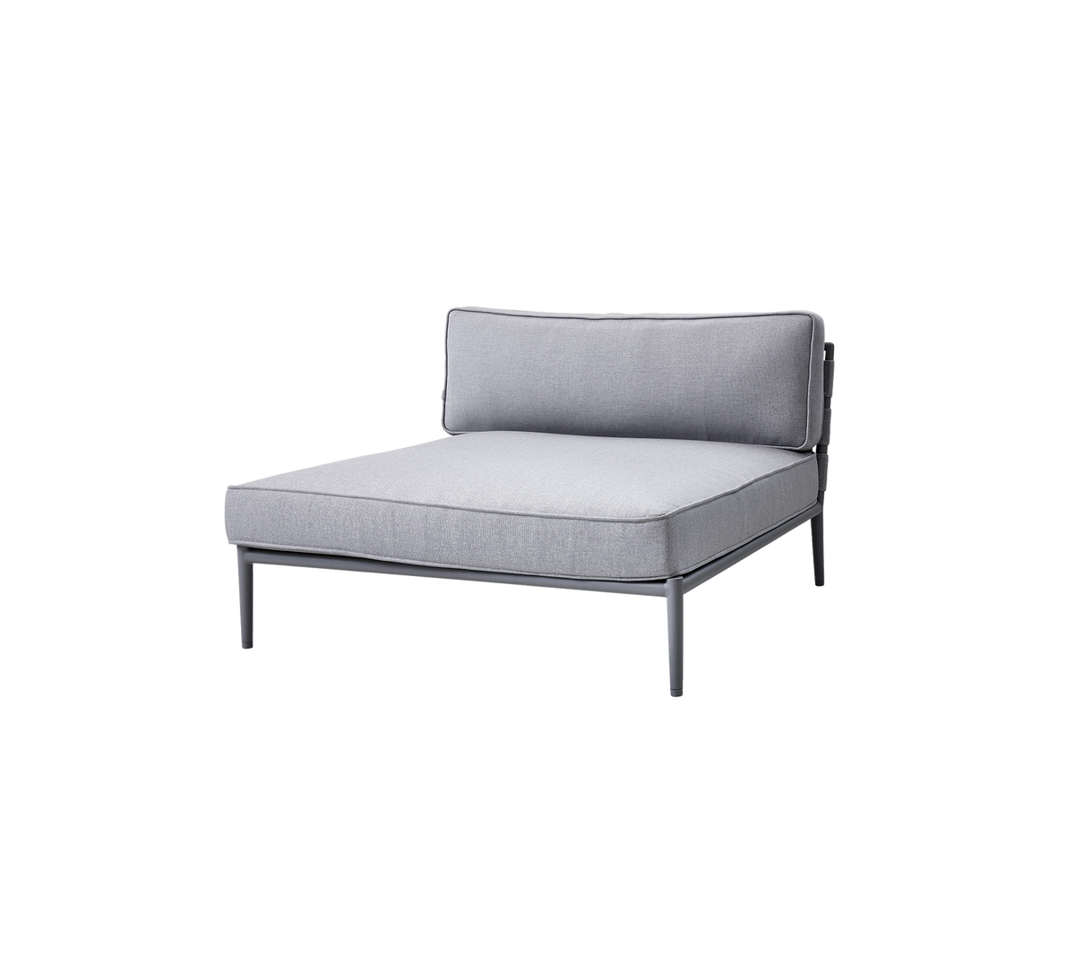 Grijze gestoffeerde loungestoel met een minimalistisch ontwerp en een slank metalen frame, met een rugleuning en een ruime zitruimte.