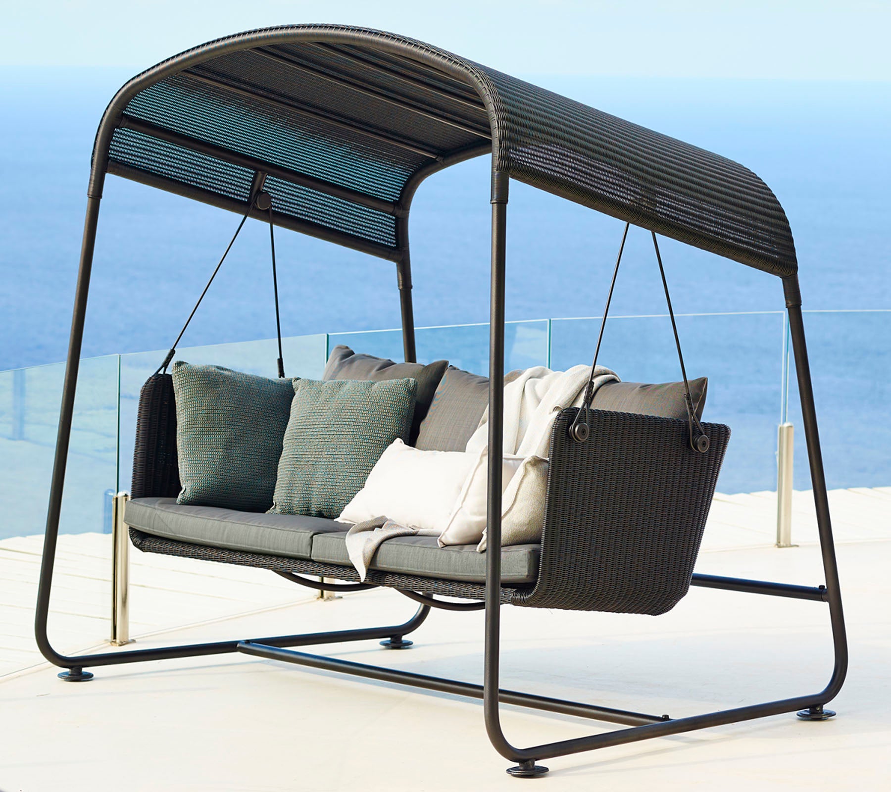 Stijlvolle schommelstoel met een modern design, voorzien van pluchen kussens en een slank frame, perfect voor ontspanning.