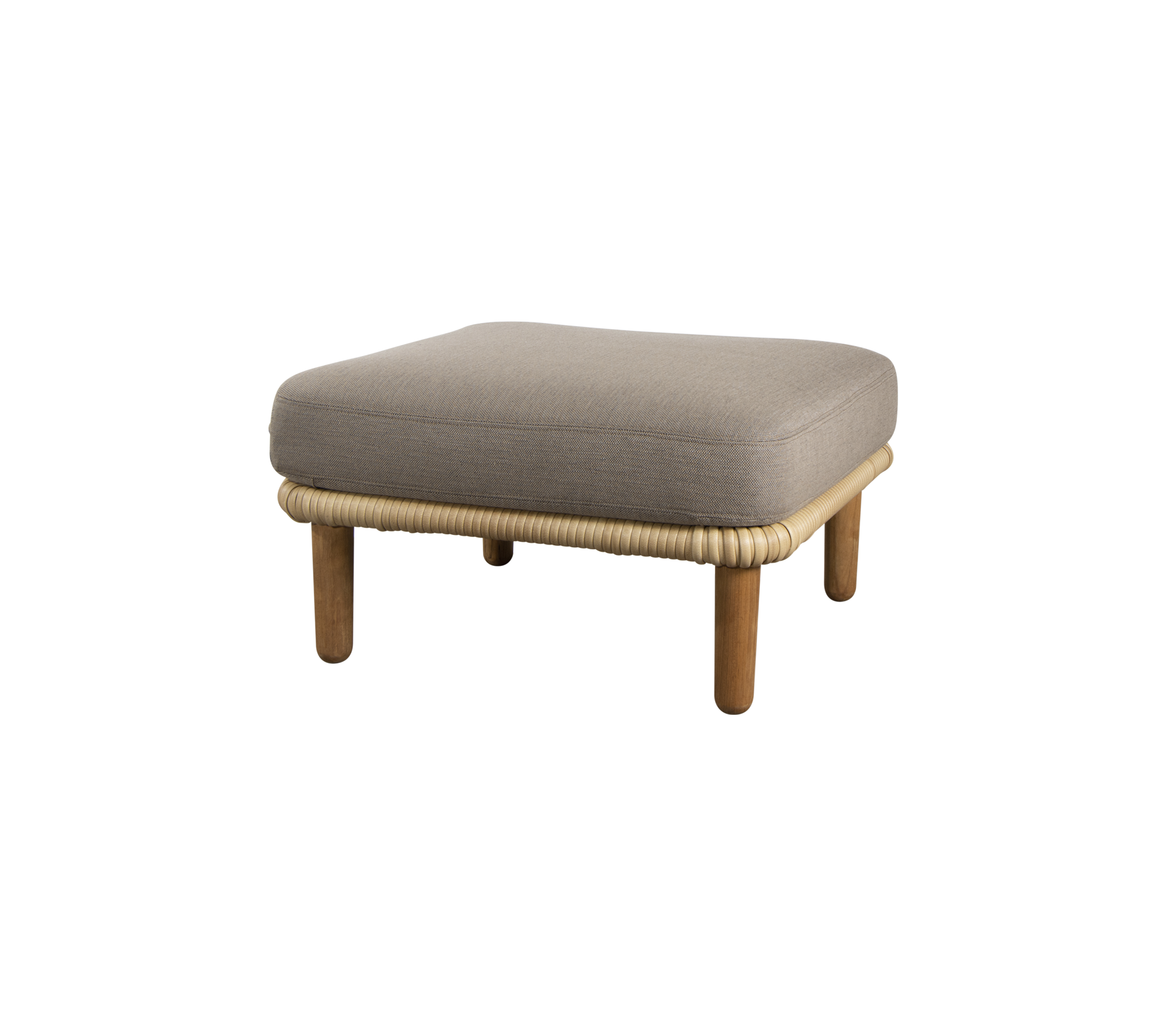 Een vierkante, gevoerde ottoman met houten poten en een geweven rand, ontworpen voor veelzijdig zitten en ontspanning.