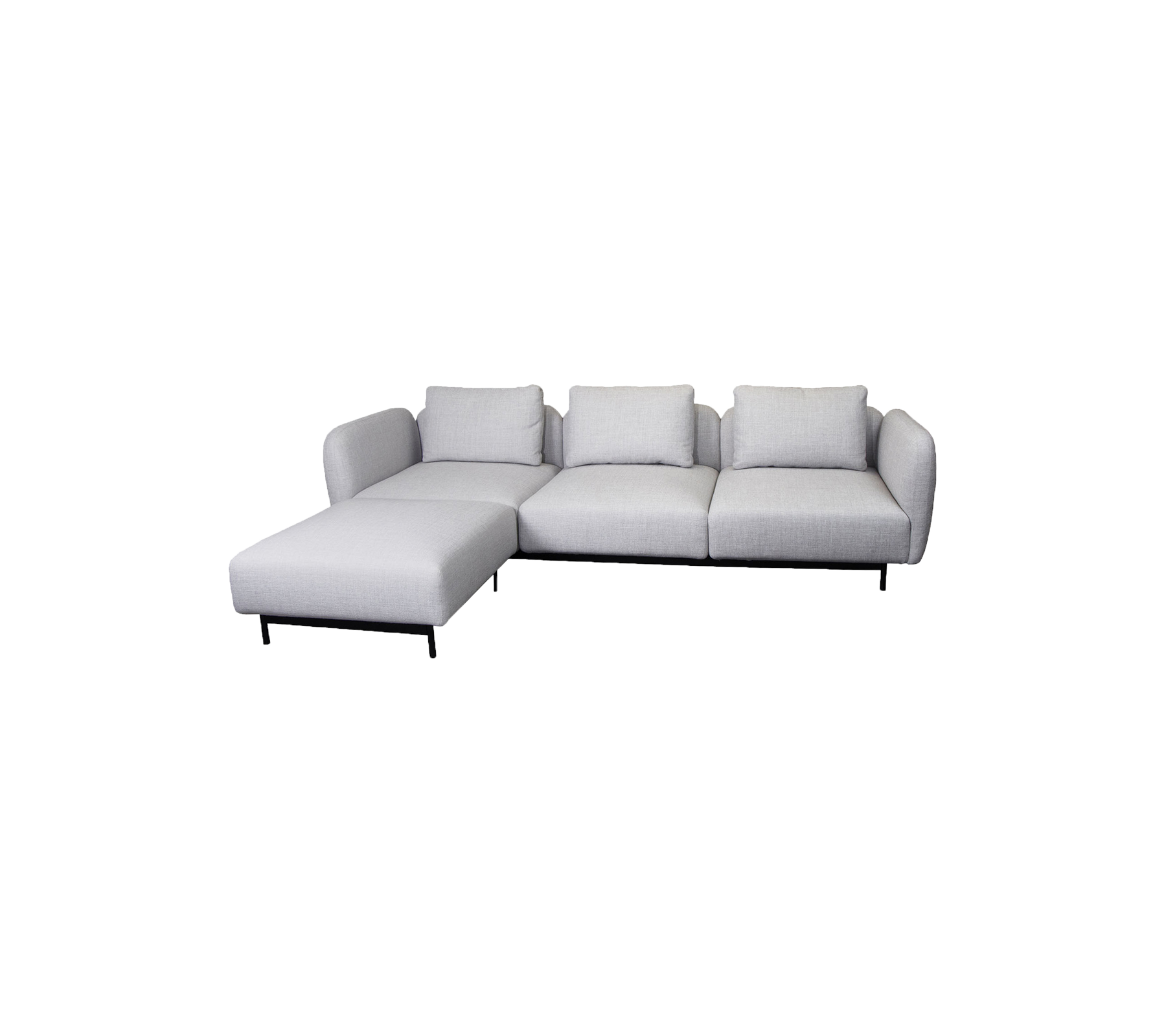 Moderne L-vormige sofa in lichtgrijs stof met pluche kussens en taps toelopende poten, ideaal voor moderne woonruimtes.