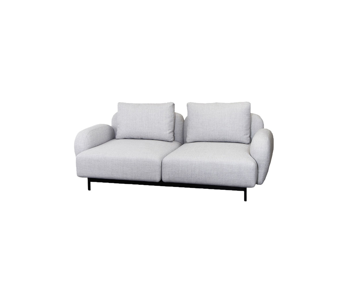 Een moderne twee-zitbank in lichtgrijs stof met zachte kussens en een slanke zwarte basis, die comfort en stijl biedt.