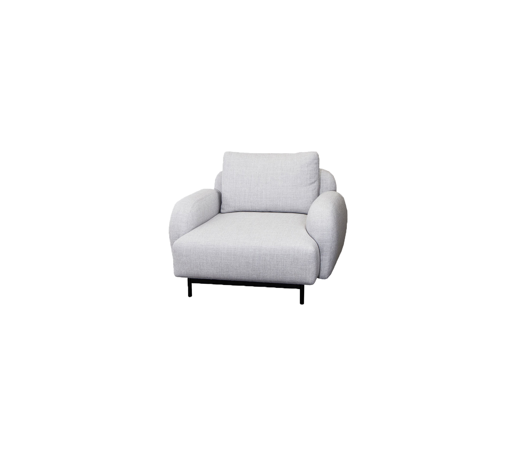 Comfortabele lichtgrijze fauteuil met ronde armleuningen en zachte kussens, met slanke zwarte benen voor een moderne uitstraling.