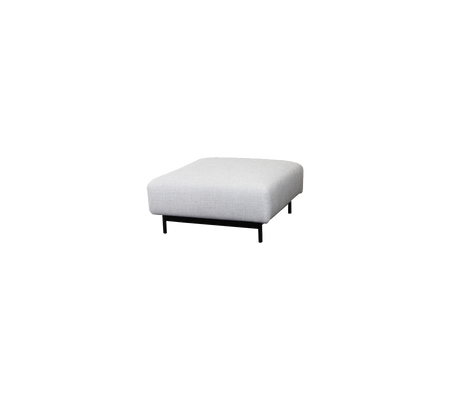 Vierkante ottomane met een lichtgrijze stofoppervlak en slanke zwarte poten, perfect voor veelzijdige zitmogelijkheden of voetensteun.