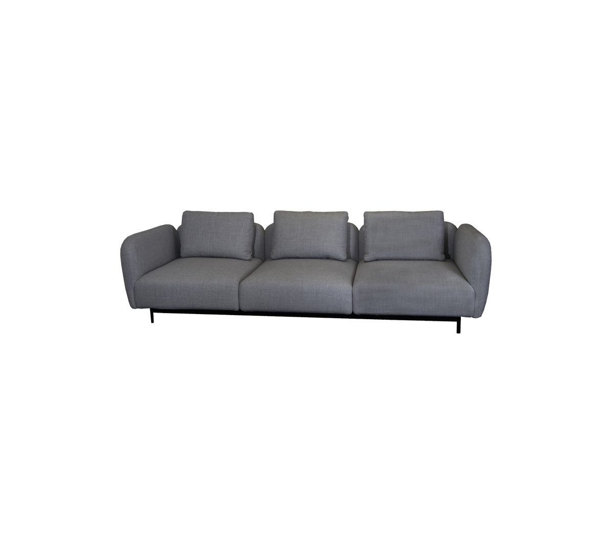 Een slanke, moderne sofa met een minimalistisch design, voorzien van drie zachte kussens en een strakke, eenvoudige silhouet in grijze bekleding.