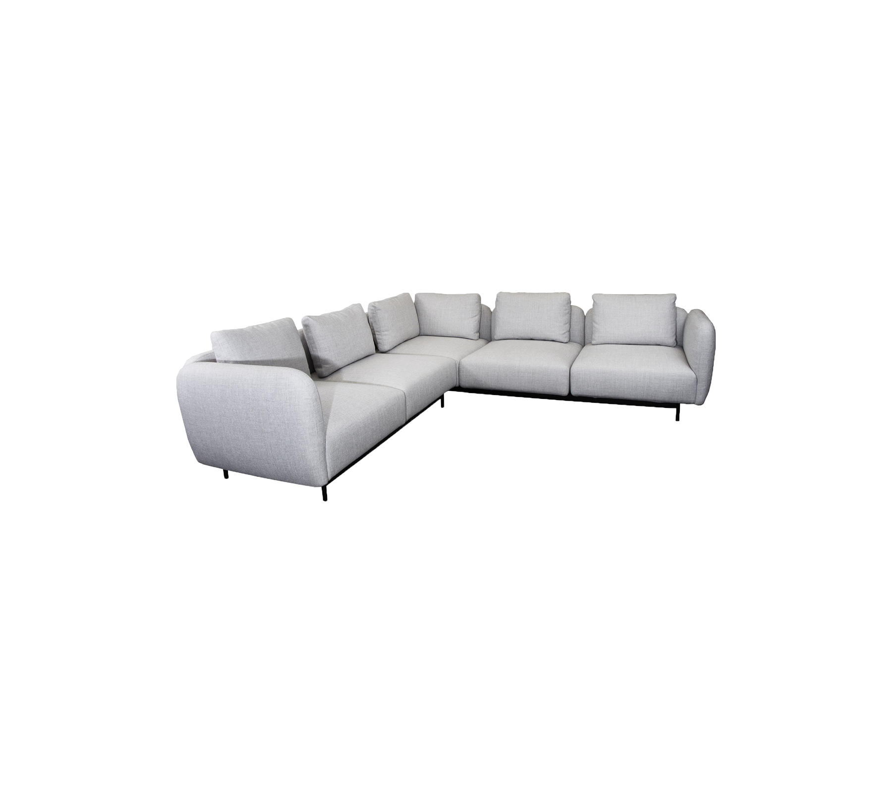 L-vormige grijze hoekbank met zachte kussens, met strakke lijnen en minimalistisch ontwerp voor moderne decoratie.