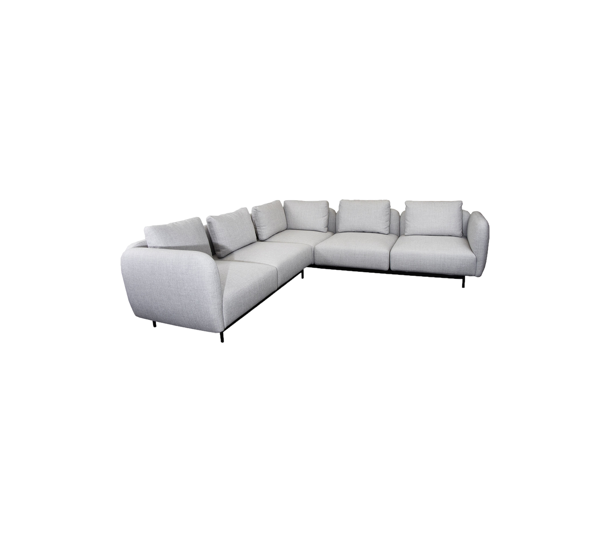 L-vormige grijze hoekbank met zachte kussens, met strakke lijnen en minimalistisch ontwerp voor moderne decoratie.