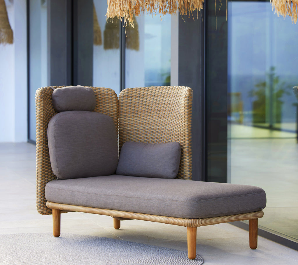 Comfortabel tweezits sofa module met een geweven rugleuning en een gecapitonneerde zitting, ontworpen voor ontspannen loungen. Ideaal voor buitenruimtes.