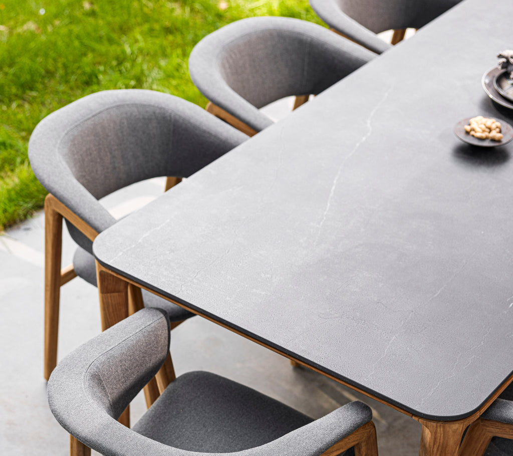 Stijlvolle eettafel met een glad oppervlak, omringd door gezellige Luna-stoelen met zachte bekleding en houten benen.