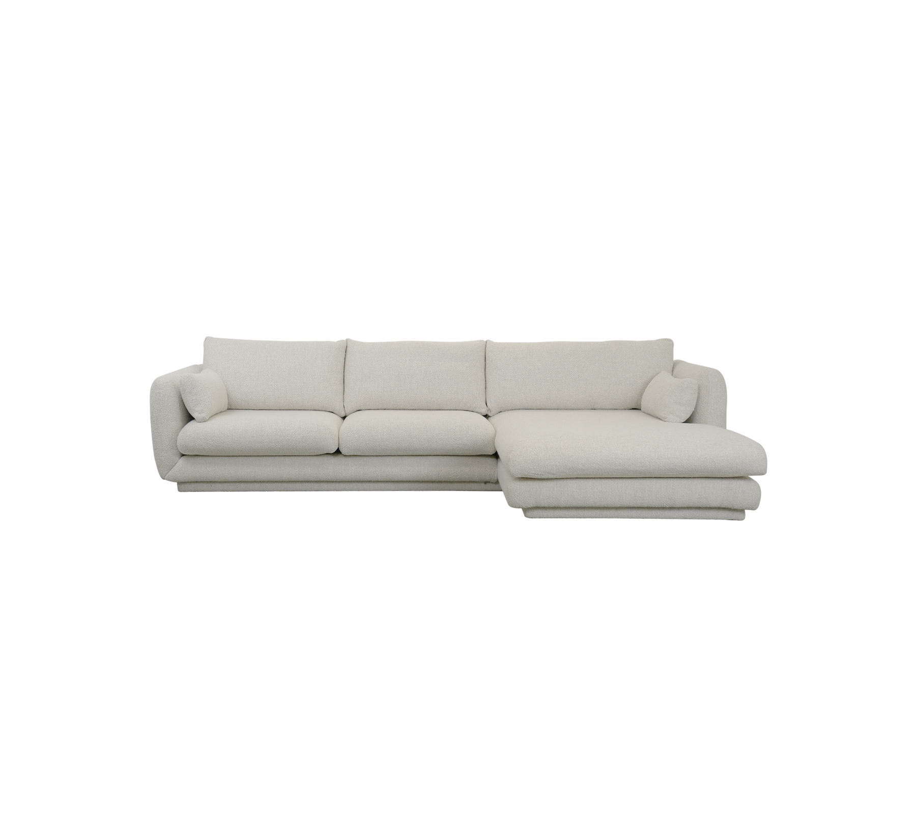 Moderne zandkleurige sofa met strakke lijnen en zachte kussen.